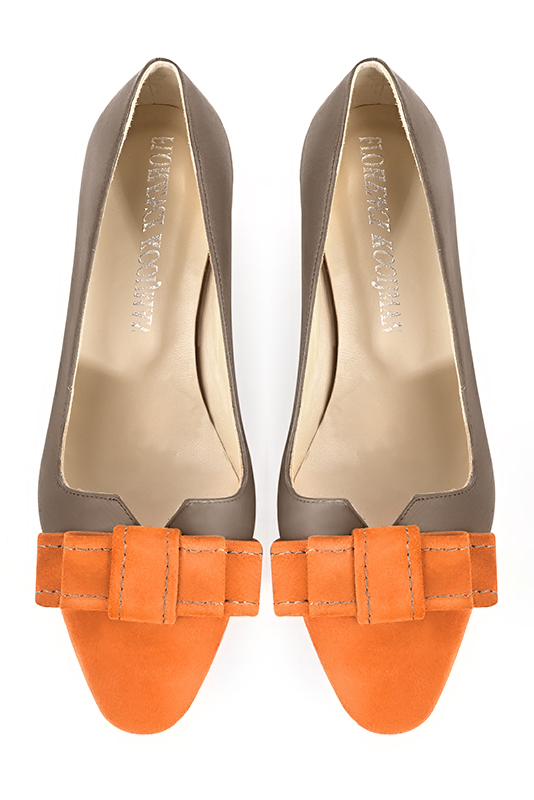 Apricot orange and taupe brown women's dress pumps, with a knot on the front. Round toe. Low kitten heels. Top view - Florence KOOIJMAN